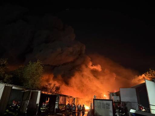 Incendiu puternic la o hală din Sectorul 1 al Capitalei/ Pompierii intervin cu peste 20 de autospeciale/ A fost emis mesaj RO-Alert, din cauza degajărilor foarte mari de fum - FOTO, VIDEO