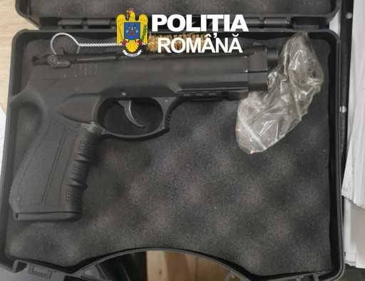 Constanţa: Percheziţii la persoane bănuite că au introdus ilegal în ţară cinci arme neletale / Acestea ar fi făcut uz de armă în două ocazii / Trei bărbaţi au fost reţinuţi - FOTO