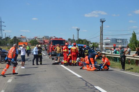 Brăila - Accident grav pe DN 2B, la intrarea în Ianca: doi morţi şi patru răniţi, între care trei copii - FOTO
