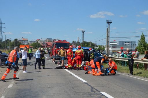 Brăila - Accident grav pe DN 2B, la intrarea în Ianca: doi morţi şi patru răniţi, între care trei copii - FOTO