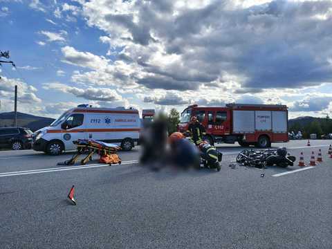 Suceava: Un motociclist a murit într-un accident în Pasul Mestecăniş, după ce motocicleta s-a ciocnit cu un autoturism/ Într-un alt accident cu trei maşini implicate, două persoane au fost rănite - FOTO