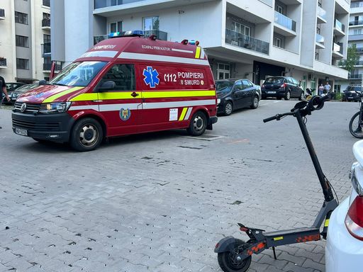Dolj: Două fete de 10 şi 11 ani, aflate pe o trotinetă electrică, rănite după ce au intrat într-o maşină care circula regulamentar