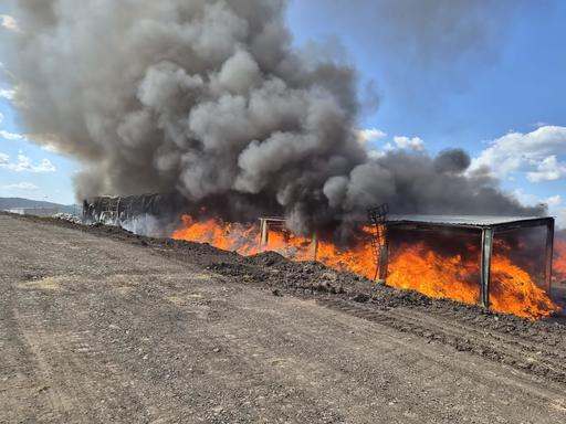 Incendiu la o hală de sortare a deşeurilor din judeţul Covasna/ Focul se manifestă generalizat pe 1.000 de metri pătraţi şi s-a extins la deşeuri depozitate în afara halei/ Degajări mari de fum/ Traficul rutier nu este afectat - VIDEO