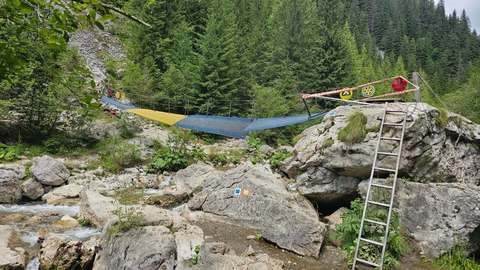Accesul către Lacul Scropoasa şi Cascada 7 Izvoare, din Munţii Bucegi, întrerupt din cauza ruperii podului din zona Zănoaga/ Avertismentul salvatorilor montani