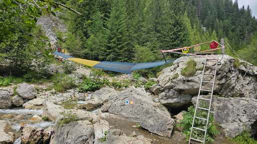 Accesul către Lacul Scropoasa şi Cascada 7 Izvoare, din Munţii Bucegi, întrerupt din cauza ruperii podului din zona Zănoaga/ Avertismentul salvatorilor montani