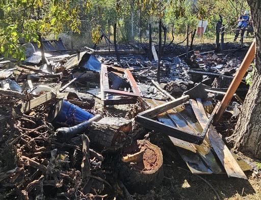 Doi vârstnici au suferit arsuri la faţă şi la mâini, în urma unui incendiu produs în gospodăria lor dintr-o comună din judeţul Iaşi/ Cauza incendiului şi recomandările pompierilor