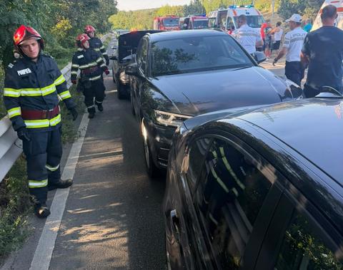 Accident rutier cu şase autoturisme implicate, în comuna Măgura, judeţul Bacău/ Patru persoane, doi adulţi şi doi minori, au fost rănite - FOTO