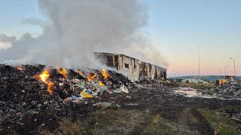 Covasna: Pompierii militari se luptă încă să stingă incendiul puternic izbucnit în ziua precedentă la o hală de sortare a deşeurilor/ Autospecialele pompierilor, alimentate cu apă dintr-un pârâu aflat la trei kilometri depărtare - FOTO