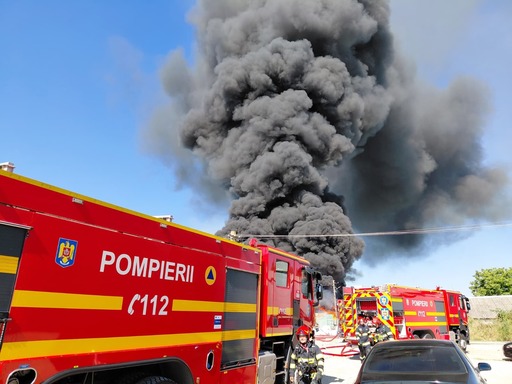 Prahova: Incendiu la o hală de depozitare şi prelucrare a deşeurilor şi maselor plastice, la Băicoi/ A fost emis mesaj RO-Alert, din cauza degajărilor mari de fum - FOTO, VIDEO