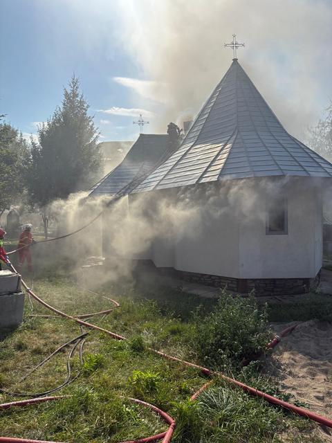 Incendiu la o mănăstire din judeţul Suceava / Pompierii încearcă să limiteze extinderea focului - FOTO