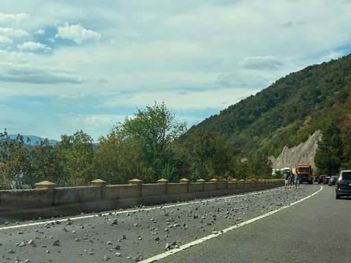 Circulaţie îngreunată pe DN 6, în zona viaductului Vodiţa, după ce din bena unui camion au căzut pietre pe carosabil - FOTO
