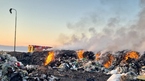 Pompierii au stins în sfârşit, după trei zile de luptă cu flăcările, incendiul de la centrul de colectare a deşeurilor dintr-o localitate din Covasna/ Au ars aproximativ 1.660 de metri pătraţi - FOTO