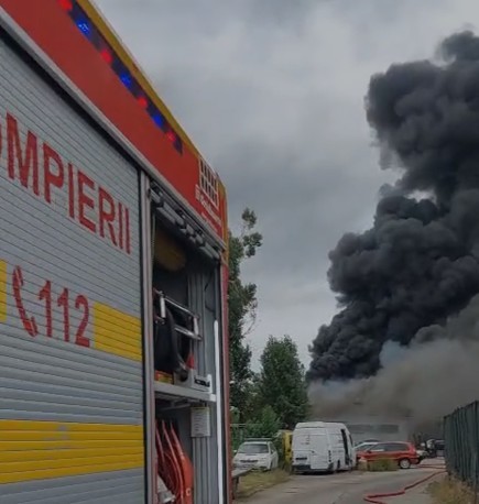 Incendiu în apropierea Rafinăriei Lukoil din Ploieşti/ Primele date arată că focul se manifestă la o hală, vis-a-vis de rafinărie, pe un amplasament care nu aparţine acesteia - VIDEO