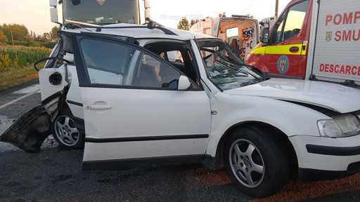 Doi adulţi şi un copil, transportaţi la spital după ce un autoturism şi un TIR s-au ciocnit, pe DN 6, în Caraş-Severin
