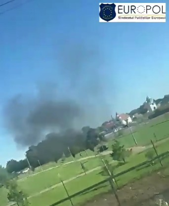 Sindicatul Europol, după ce o maşină de poliţie a luat foc în timpul unei urmăriri: Colegii noştri au ales să evite impactul şi să protejeze vieţile celor aflaţi în maşina urmărită, riscându-şi astfel propriile vieţi - VIDEO