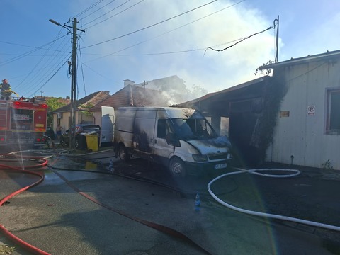 Incendiu puternic la două garaje, în municipiul Arad/ Două persoane au suferit arsuri/ A fost trimis mesaj RO-Alert, din cauza degajărilor mari de fum