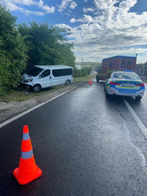 Microbuz în care se aflau nouă persoane, implicat într-un accident rutier pe autostradă, în judeţul Cluj. Patru persoane au nevoie de îngrijiri medicale 
