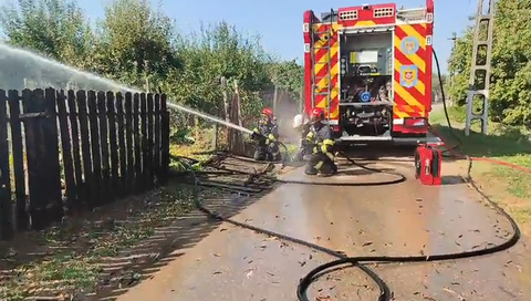 Intervenţie dificilă a ISU Prahova pentru stingerea unui incendiu care a cuprins o casă în comuna Valea Călugărească. Pentru că în zonă nu este suficientă apă, o cisternă încărcată cu 10 tone a fost trimisă în sprijin - VIDEO
