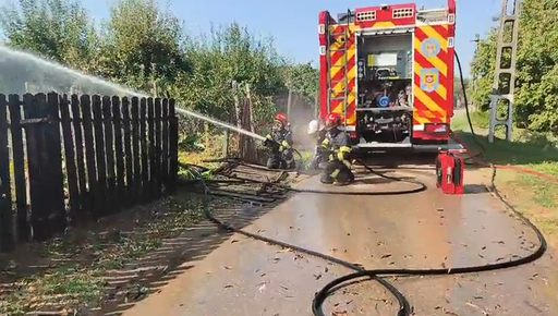 Intervenţie dificilă a ISU Prahova pentru stingerea unui incendiu care a cuprins o casă în comuna Valea Călugărească. Pentru că în zonă nu este suficientă apă, o cisternă încărcată cu 10 tone a fost trimisă în sprijin - VIDEO