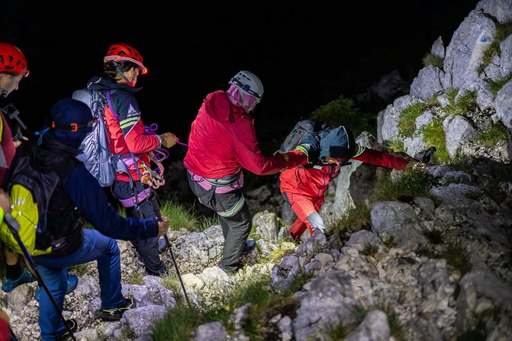 Întervenţii ale salvamontiştilor din Braşov, în Munţii Ciucaş, unde un turist care se deplasa cu bicicleta a căzut şi a suferit un traumatism şi în Munţii Făgăraş, unde un turist a fost muşcat de un câine