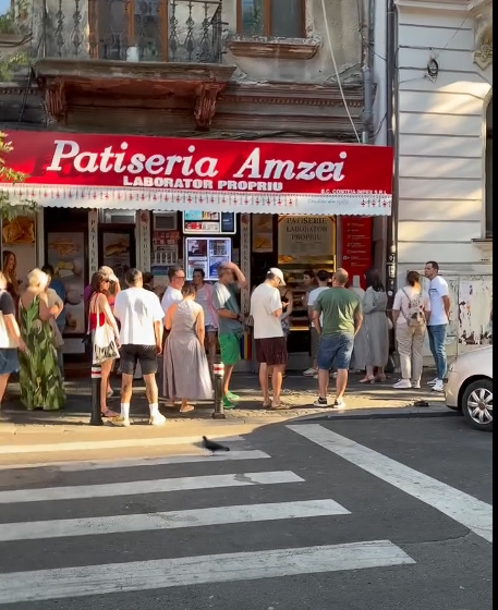 Incident la coadă, în faţa Patiseriei Amzei, asaltată în acest weekend de susţinătorii merdenelei / Un bărbat în stare de ebrietate a încercat să agreseze o femeie, iar aceasta s-a apărat cu un spray lacrimogen / A intervenit Poliţia