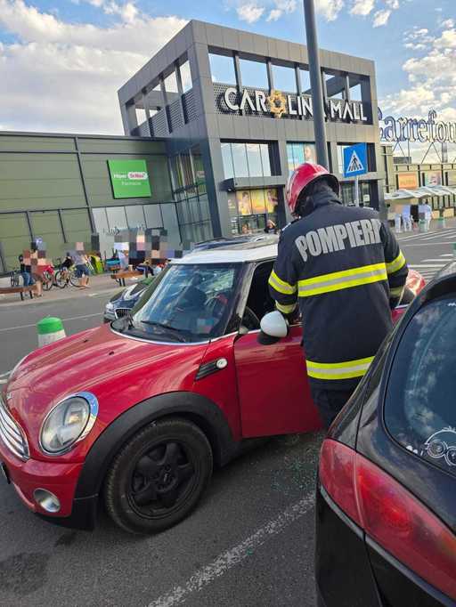 Alba: Un copil de un an şi cinci luni a rămas blocat în maşină, în parcarea unui mall din Alba Iulia. A fost extras de către pompieri / Un alt minor, de 13 ani, a rămas blocat cu piciorul într-un podeţ