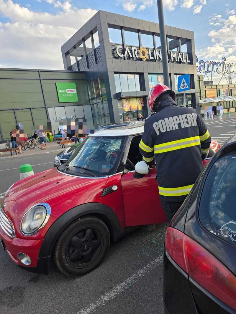 Alba: Un copil de un an și cinci luni a rămas blocat în mașină, în parcarea unui mall din Alba Iulia. A fost extras de către pompieri / Un alt minor, de 13 ani, a rămas blocat cu piciorul într-un podeț