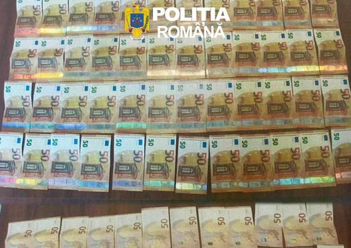 Opt percheziţii în patru judeţe şi în Capitală, la cinci persoane suspectate că au pus în circulaţie peste 13.000 de euro falşi, prin cumpărarea a trei autoturisme