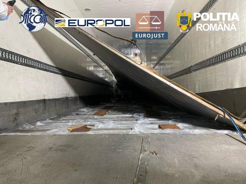 Șaisprezece percheziții în București și în mai multe județe, într-un dosar vizând o grupare care ar fi transportat droguri pentru narco-traficanți albanezi/ În timpul anchetei, autoritățile au confiscat peste 1,7 tone de droguri