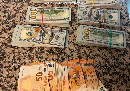 Un pasager de pe Aeroportul Internaţional Henri Coandă a încercat să scoată din ţară, fără să declare la vamă, 60.000 de dolari şi 2.000 de euro, dându-i borseta cu bani, la controlul vamal, copilului care însoţea familia