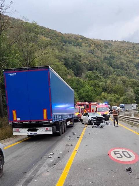 Sibiu: Un bărbat. rănit după ce un TIR şi un autoturism s-au ciocnit, la ieşirea din Boiţa/ Traficul pe DN 7, oprit complet