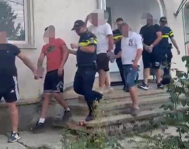 Botoşani: Cinci tineri au fost reţinuţi, după ce au intrat într-o gospodărie, l-au bătut pe proprietar şi au distrus gardul, poarta de acces şi geamurile casei