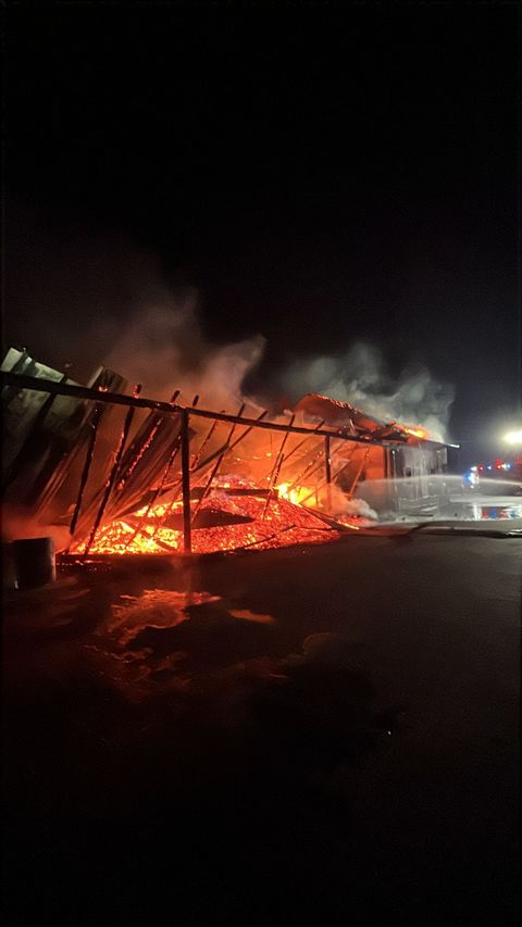 Mureş - Incendiu la un depozit de cărbuni din localitatea Bălăuşeri. Au ars o hală industrială şi o casă - FOTO