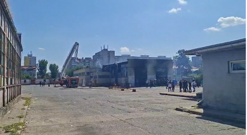 Incendiu la autobaza STB din Ferentari. Focul a cuprins o hală cu destinaţia de spălătorie. Primele date arată că nu sunt raportate victime
