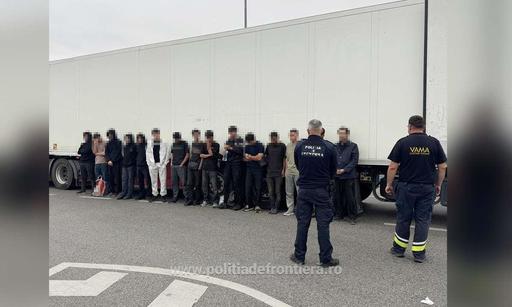 Migranţi din Iran şi Irak, găsiţi ascunşi într-un TIR înmatriculat în România şi condus de un turc, la intrarea în România. Oficial, autotrenul transporta apă şi şerveţele - FOTO