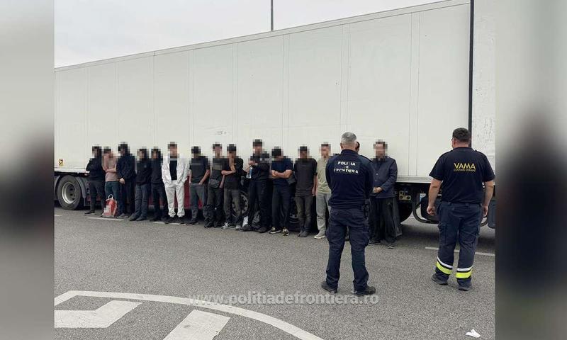 Migranţi din Iran şi Irak, găsiţi ascunşi într-un TIR înmatriculat în România şi condus de un turc, la intrarea în România. Oficial, autotrenul transporta apă şi şerveţele - FOTO