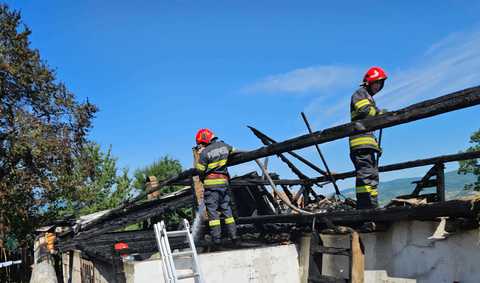 Bacău: Bărbat mort după ce un incendiu provocat cel mai probabil de un scurtcircuit i-a cuprins locuinţa
