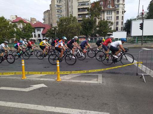 Doi biciclişti care participau la o competiţie de profil organizată duminică în Bucureşti au fost loviţi de un autoturism, într-o intersecţie
