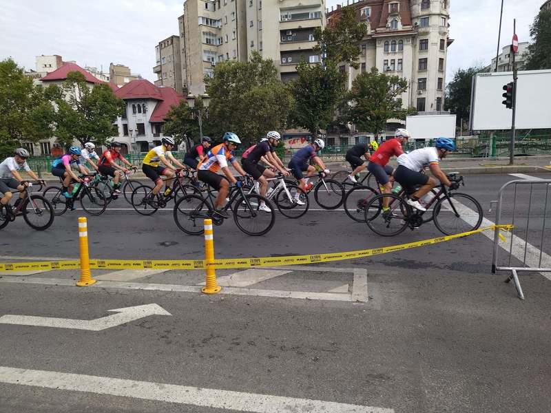 Doi biciclişti care participau la o competiţie de profil organizată duminică în Bucureşti au fost loviţi de un autoturism, într-o intersecţie