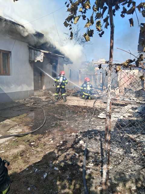 Vâlcea: Un bărbat şi-a dat foc la casă şi la magazii, după care s-a încuiat în una dintre anexele gospodăriei, refuzând să iasă. Pompierii şi poliţiştii l-au salvat, el fiind preluat de un echipaj medical şi dus la psihiatrie
