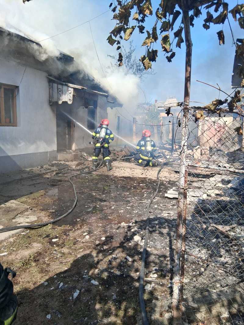 Vâlcea: Un bărbat şi-a dat foc la casă şi la magazii, după care s-a încuiat în una dintre anexele gospodăriei, refuzând să iasă. Pompierii şi poliţiştii l-au salvat, el fiind preluat de un echipaj medical şi dus la psihiatrie