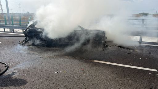 Un autoturism a ars complet după ce a derapat şi s-a izbit de parapet, pe marginea drumului expres 12, în judeţul Argeş. Şoferul şi pasagerul s-au salvat
