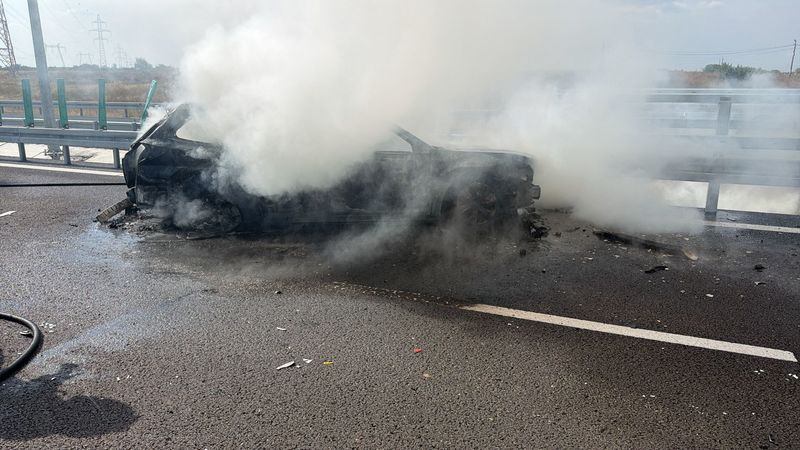 Un autoturism a ars complet după ce a derapat şi s-a izbit de parapet, pe marginea drumului expres 12, în judeţul Argeş. Şoferul şi pasagerul s-au salvat