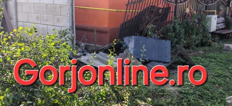 Gorj: Un viceprimar a provocat un accident rutier, intrând cu maşina în gardurile unor case, iar când s-a prezentat la spital a spus că a căzut din picioare. Maşina, ridicată de la locul accidentului cu tractorul
