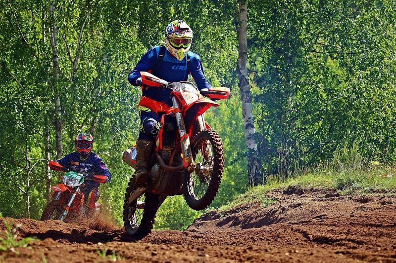 Motociclist mort într-o pădure din judeţul Bihor, după ce a pierdut controlul direcţiei în timp ce cobora o pantă abrută, iar motorul s-a lovit de un copac