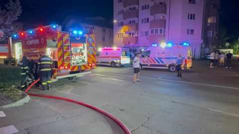 Bloc de locuinţe din Alba Iulia, evacuat din cauza unui incendiu/ Primele date arată că fumul a inundat casa scării - FOTO, VIDEO