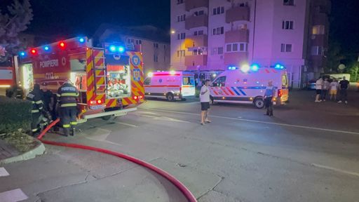 Bloc de locuinţe din Alba Iulia, evacuat din cauza unui incendiu/ Primele date arată că fumul a inundat casa scării - FOTO, VIDEO