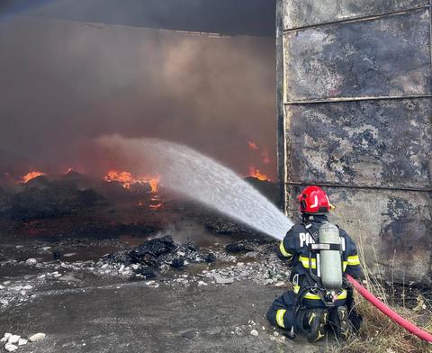 Mureş: Incendiu puternic într-o hală de reciclare a deşeurilor plastice/ A fost emis mesaj RO-Alert pentru populaţie/ Intervin pompierii, inclusiv cu roboţi - FOTO, VIDEO