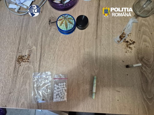 Grupare de traficanţi de droguri şi substanţe psihoactive, destructurată de poliţişti şi procurori/ Cinci persoane au fost reţinute/ Cum era ambalată şi vândută marfa - VIDEO, FOTO