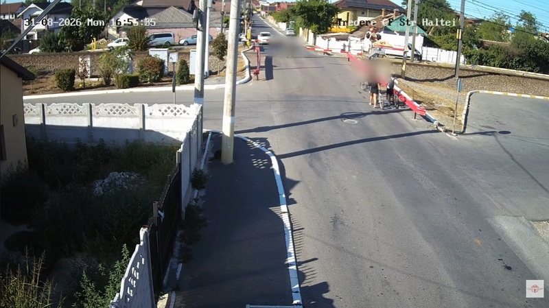 Constanţa: Doi copii aflaţi pe biciclete au traversat calea ferată după coborârea barierelor, cu numai câteva secunde înainte de trecerea unui tren / În zonă, trenurile ating viteze de până la 140 km/h / Momentul, surprins de camere de supraveghere